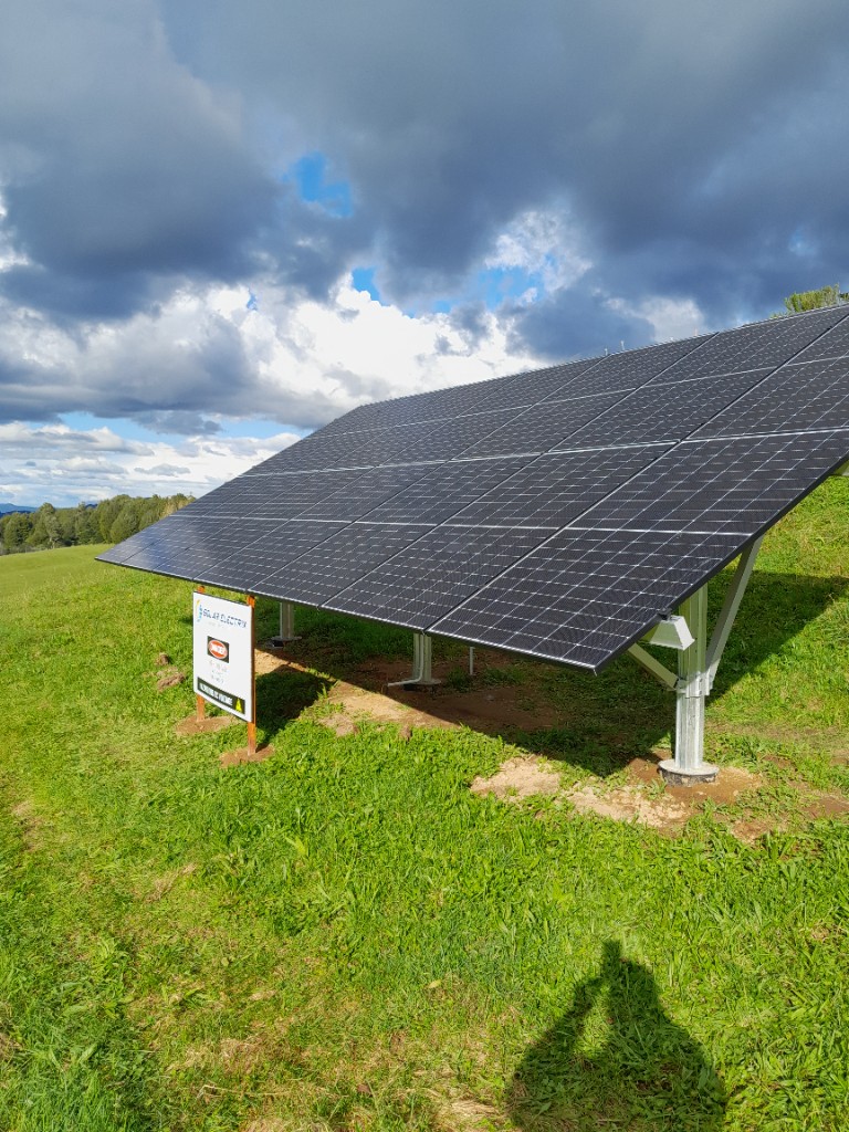 Solar Electrix rural ground mount array near lifestyle property